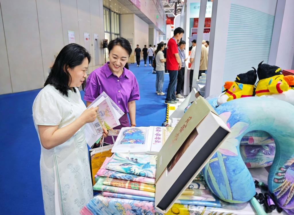 文博盛会展风采 皖韵匠心绽鹏城——滁州城市职业学院文创产品亮相深圳文博会