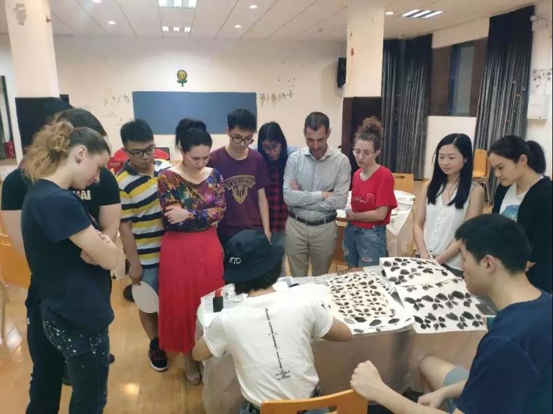 中国文化系列课堂之&ldquo;中国画扇&rdquo;活动顺利举行